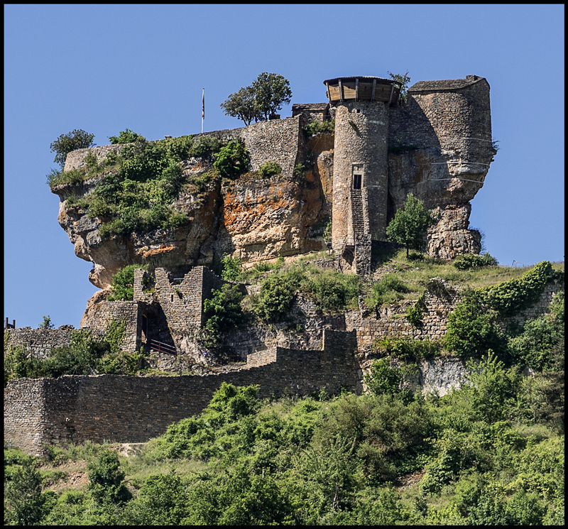 Le château-fort de Peyrelade vu côté est: toujours pas noir, mais qu’est-ce qu’il est perché!